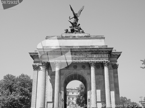 Image of Black and white Wellington arch in London