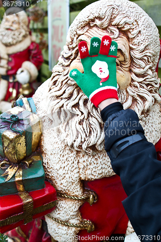 Image of Santa Claus statue with a hand on the face