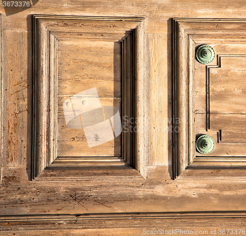 Image of   the legnano   rusty brass brown knocker   door   closed wood i