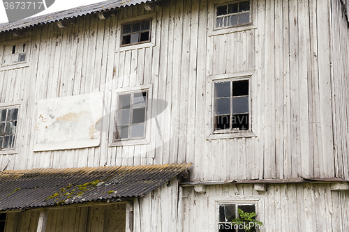 Image of   wooden white building.