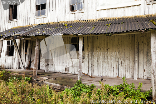 Image of   wooden white building.