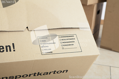 Image of Labeling packing boxes