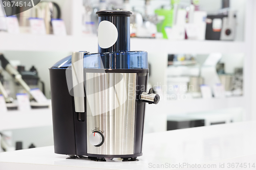 Image of single electric juicer in retail store