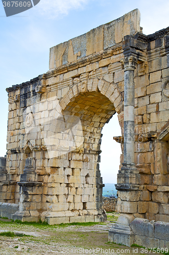 Image of  roman deteriorated monument and site