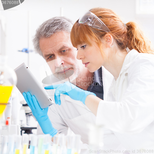 Image of Health care professionals in lab.