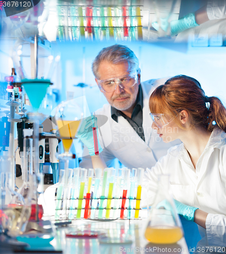 Image of Health care professionals in lab.