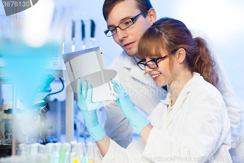 Image of Health care professionals in lab.