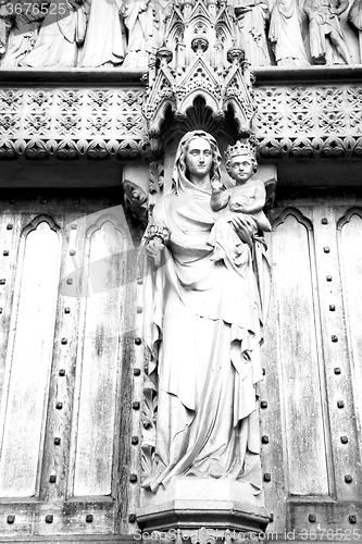 Image of marble and statue in old city of london england