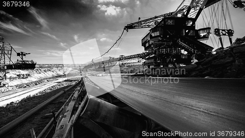 Image of Long conveyor belt transporting ore