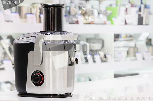Image of single electric juicer in retail store