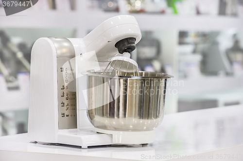 Image of single electric juicer in retail store