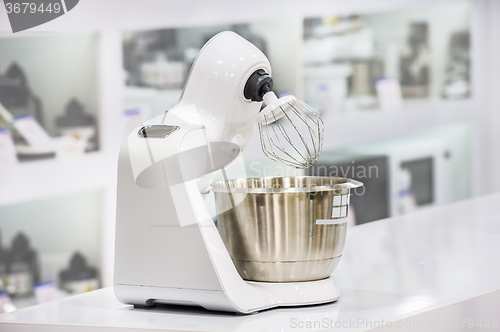 Image of single electric juicer in retail store