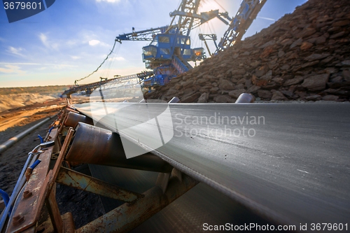 Image of Long conveyor belt transporting ore