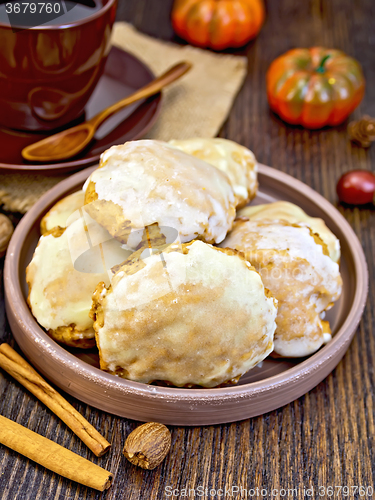 Image of Cookies pumpkin whole in clay dish on board