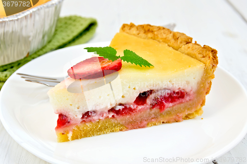 Image of Pie strawberry with sour cream in dish on light board