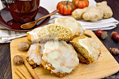 Image of Cookies pumpkin with spices on board