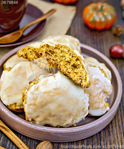 Image of Cookies pumpkin in clay dish on board