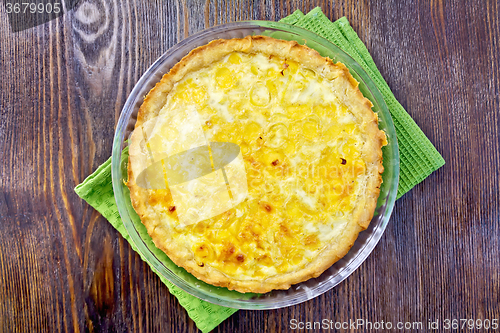 Image of Pie with cheese and leek in glass pan on board
