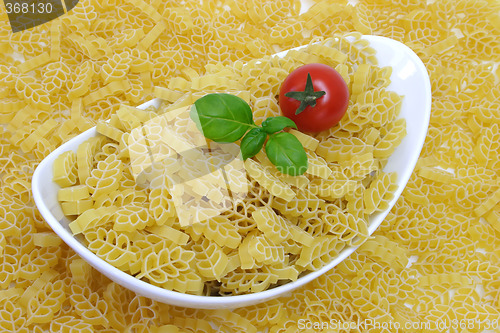 Image of Noodles with tomato in a bowl