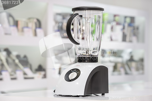 Image of single electric blender in retail store