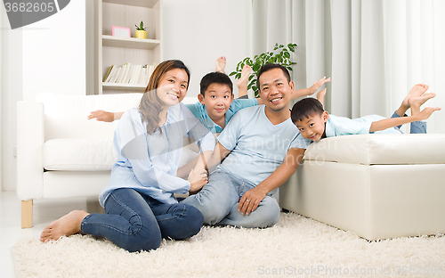 Image of Asian family 