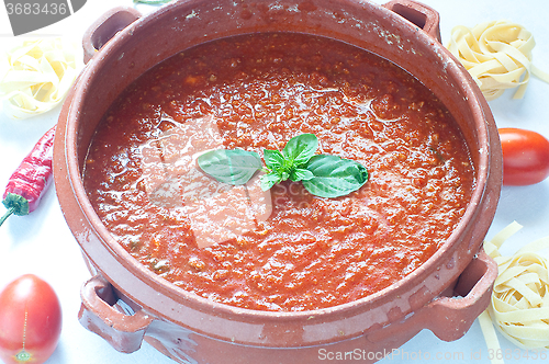 Image of Tomato sauce in a clay pot