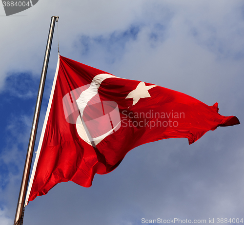 Image of Turkish flag on flagpole