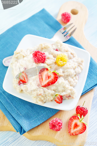 Image of oat flakes with strawberry