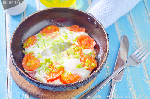 Image of fried eggs with fresh tomato