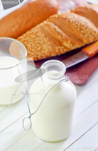 Image of milk in bottle