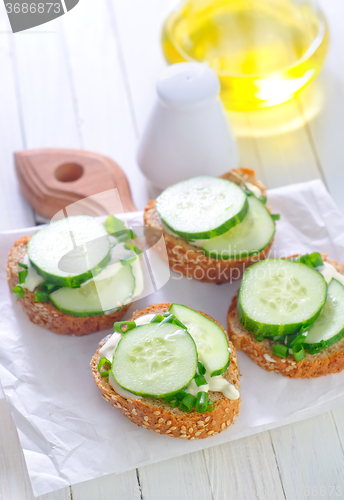 Image of bread with cucumber