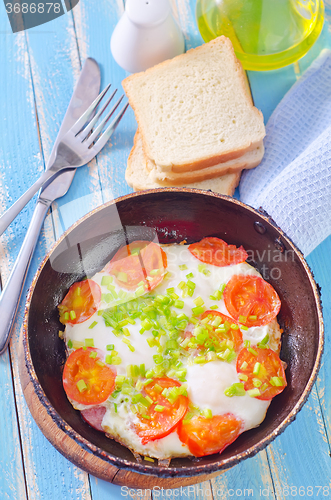 Image of fried eggs with fresh tomato