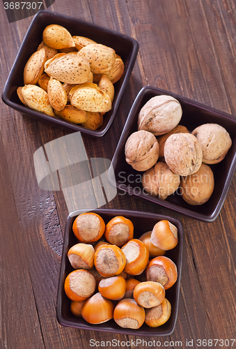 Image of nuts in the black bowls