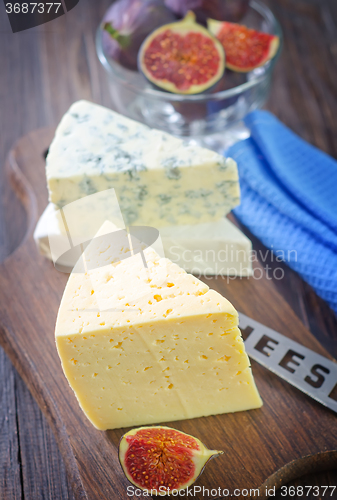 Image of cheese and figs