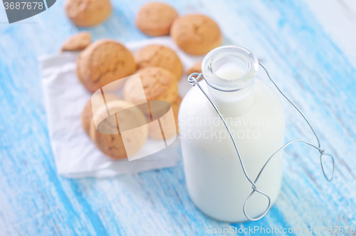 Image of cookies and milk