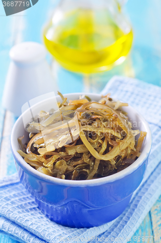 Image of salad with kelp in blue bowl