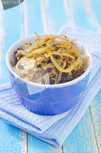 Image of salad with kelp in blue bowl