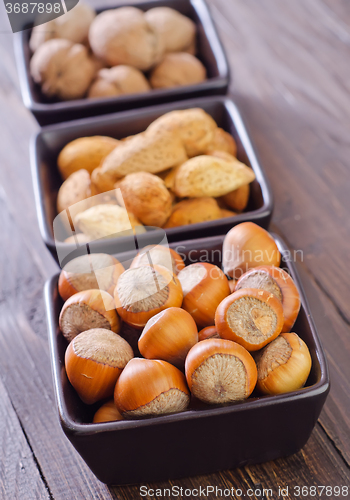 Image of nuts in the black bowls