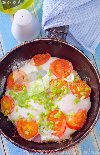 Image of fried eggs with fresh tomato
