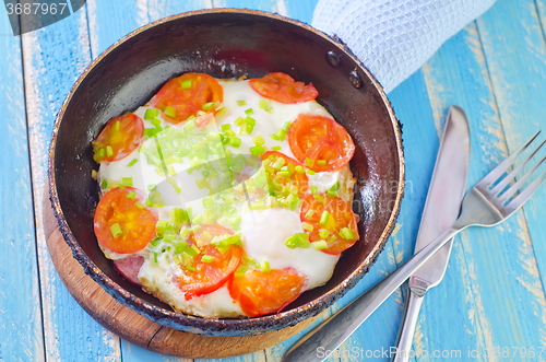 Image of fried eggs with fresh tomato