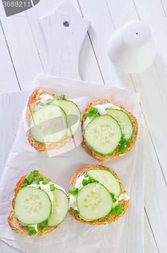 Image of bread with cucumber