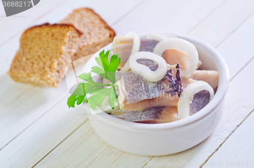 Image of herring with onion and bread