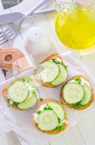 Image of bread with cucumber