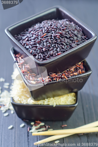 Image of raw rice in bowls