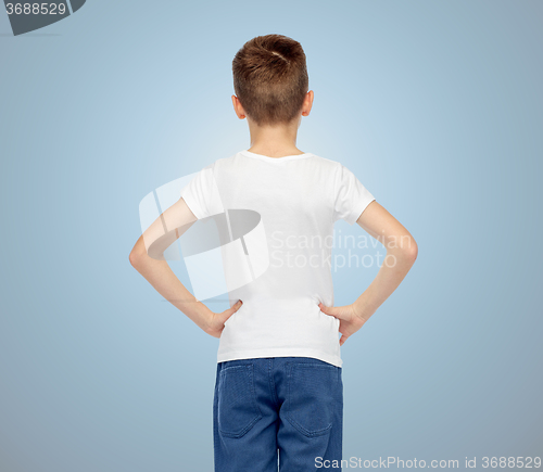 Image of boy in white t-shirt and jeans from back