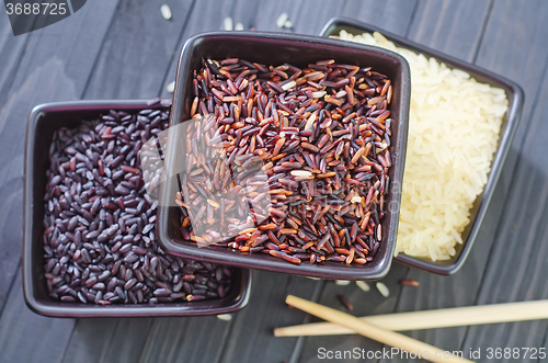 Image of raw rice in bowls