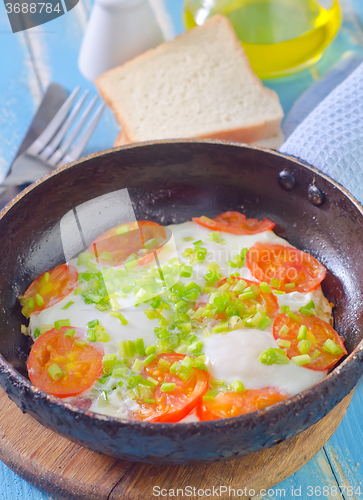 Image of fried eggs with fresh tomato