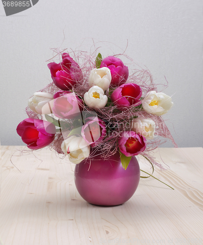 Image of tulip bouquet on wood