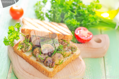 Image of bread with mushroom