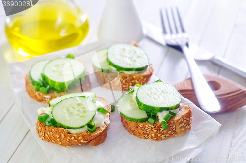 Image of bread with cucumber